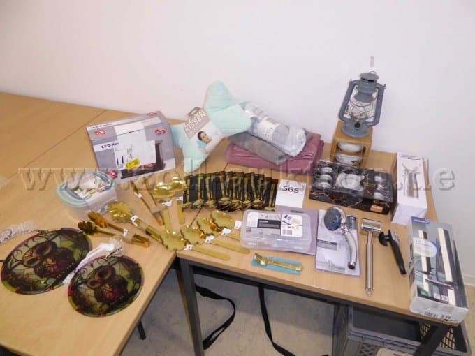 Mixed household and decorative items lot