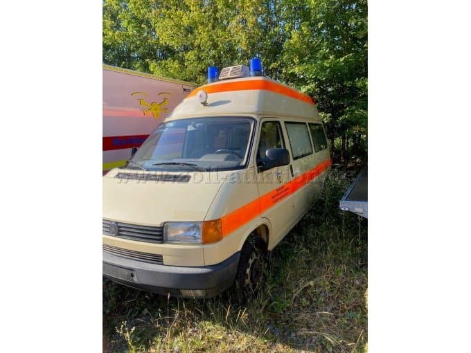 Emergency vehicle KTW VW Transporter T4 with engine damage