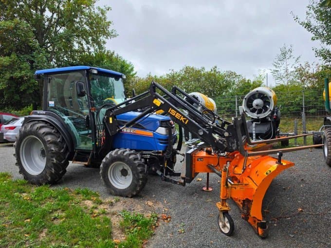 ISEKI TG 5470 AQLK – all-wheel tractor with front loader, sliding shield and rear weight