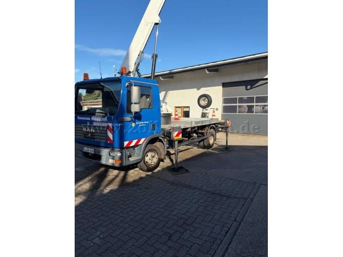 MAN TGL 8.180 with lifting platform GSR 220 TJ