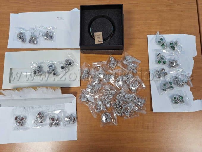 Fashion jewelry convolut (48 pieces) with 1 sunglasses