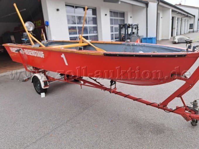 Motorboot unbekannten Herstellers mit Trailer und Mercury Außenbordmotor