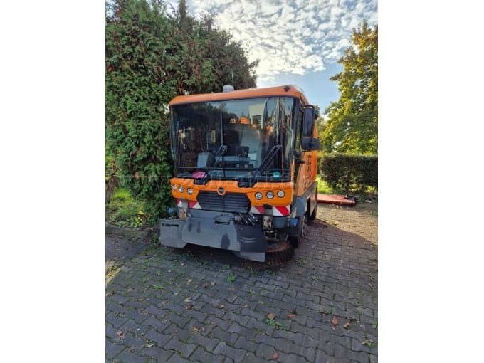 RAVO 560 Street Sweeper (Not Running)
