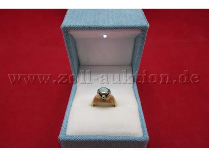 Ring made of 585/- yellow gold; size 53; 8,4g with 2 brilliant diamonds