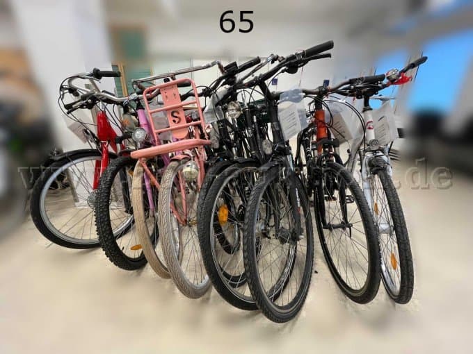 Trekking-E-Bike und 9 Räder im Konvolut, verschiedene Arten und Marken