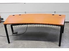 Electrically height-adjustable desk by VS