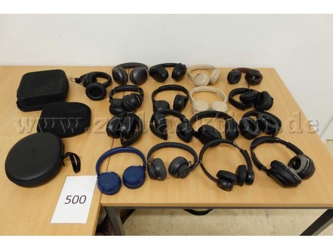 Lot of Bluetooth and wired over-ear headphones, various manufacturers
