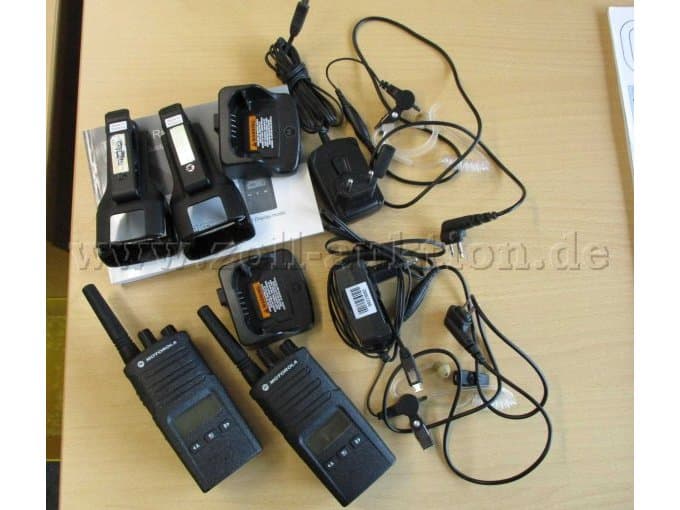 Motorola XT460 Analog Radio + 2 Earphones