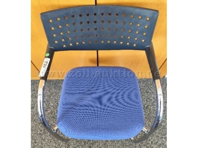 Visitor chairs of the model "Vitravisavis" of the brand Vitra