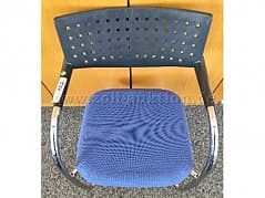 Visitor chairs of the model "Vitravisavis" of the brand Vitra