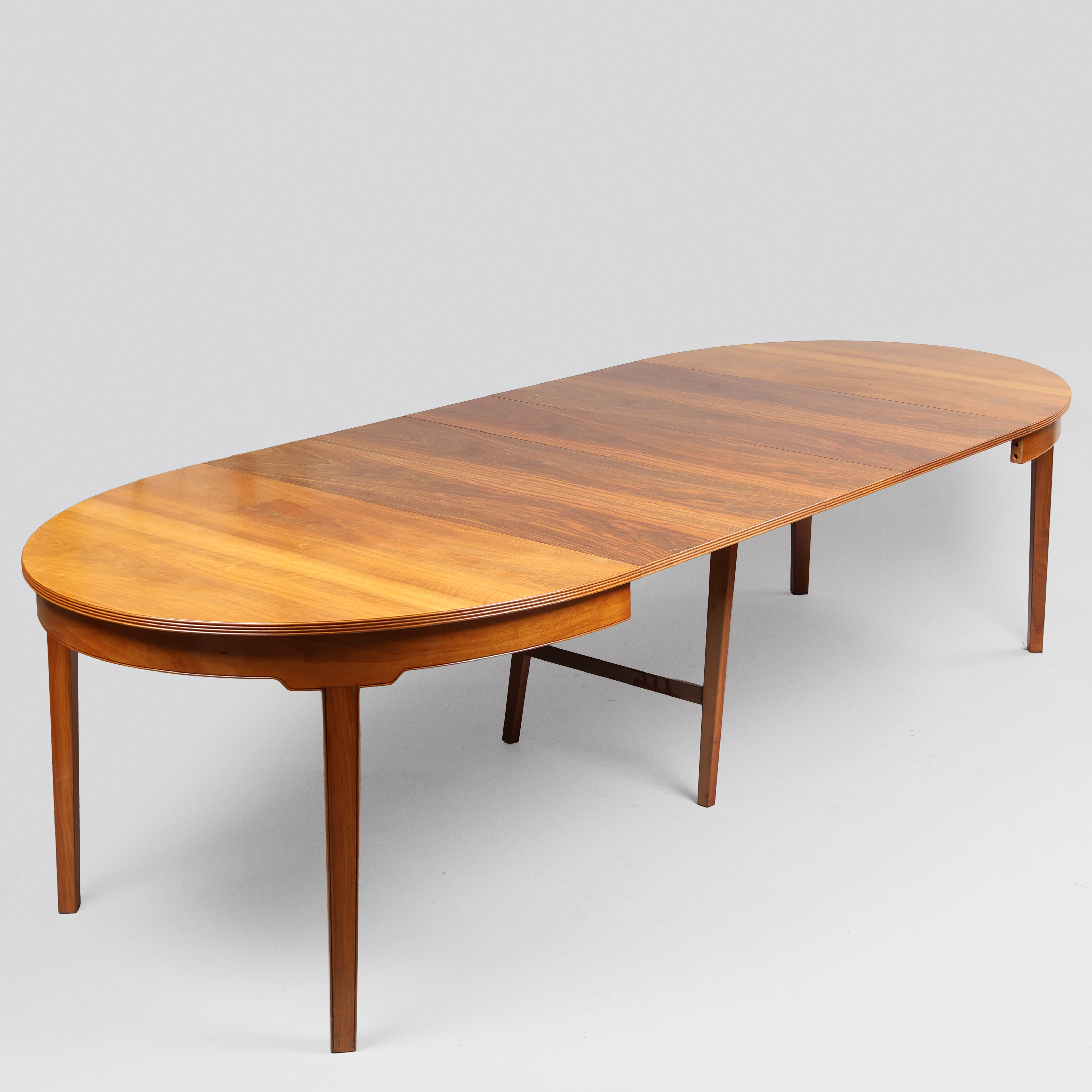 JACOB KJÆR. Oval dining table in Cuban mahogany with extension and three leaves. Crafted by cabinetmaker Jacob Kjær, designed in 1942. (4).